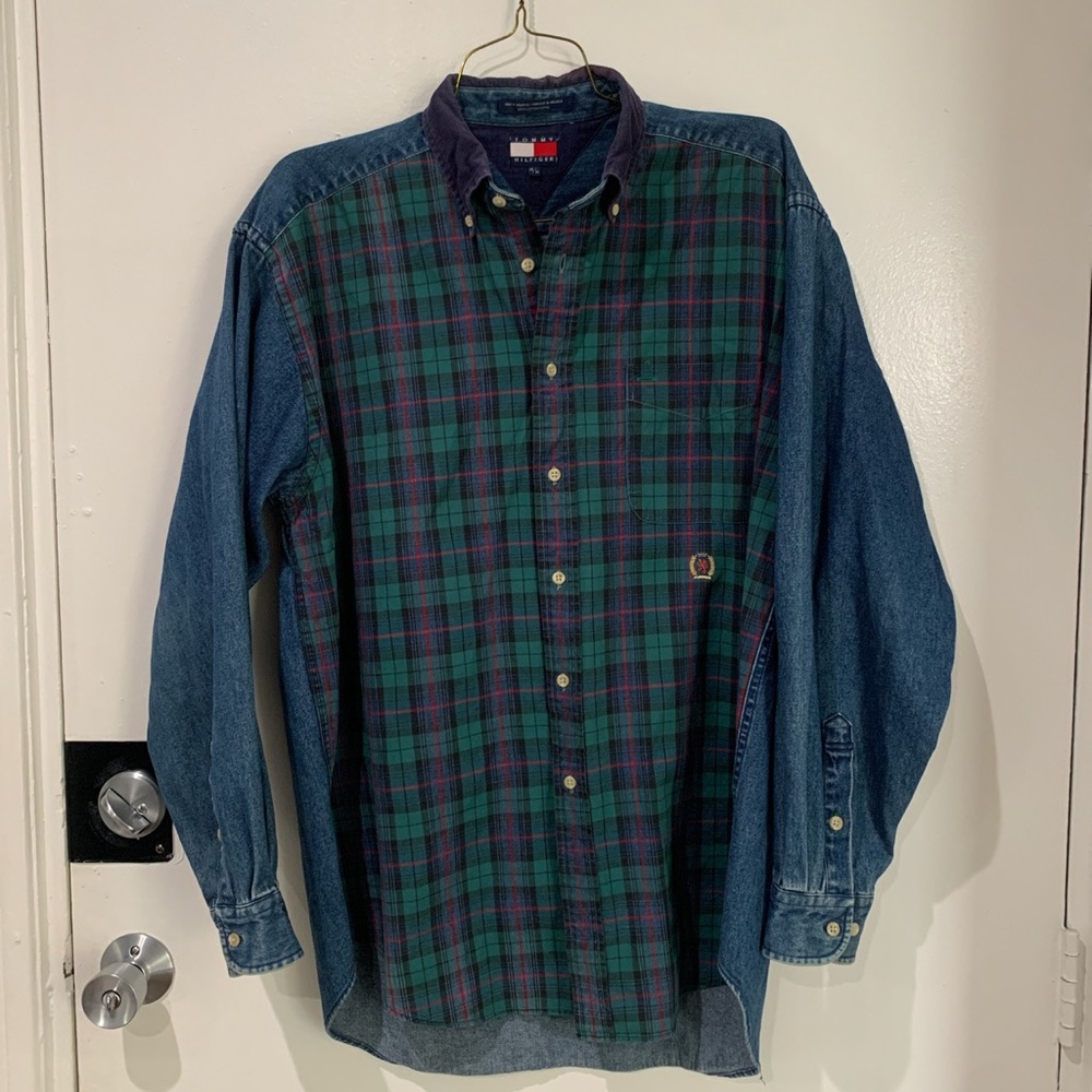Vintage 90s Tommy Hilfiger Shirt
sz Medium oversized fit (fits like Large)